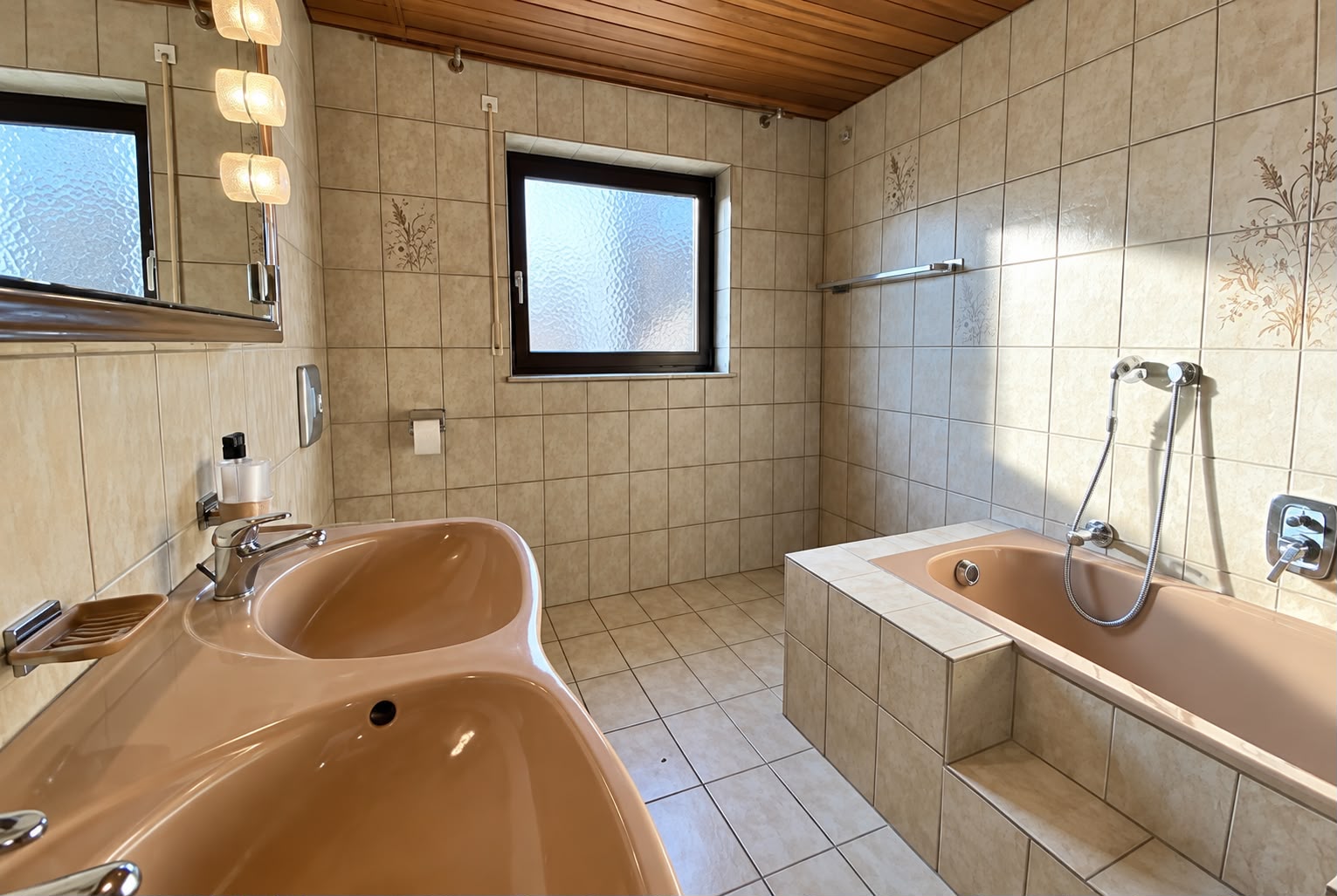 Älteres Badezimmer vor der Sanierung