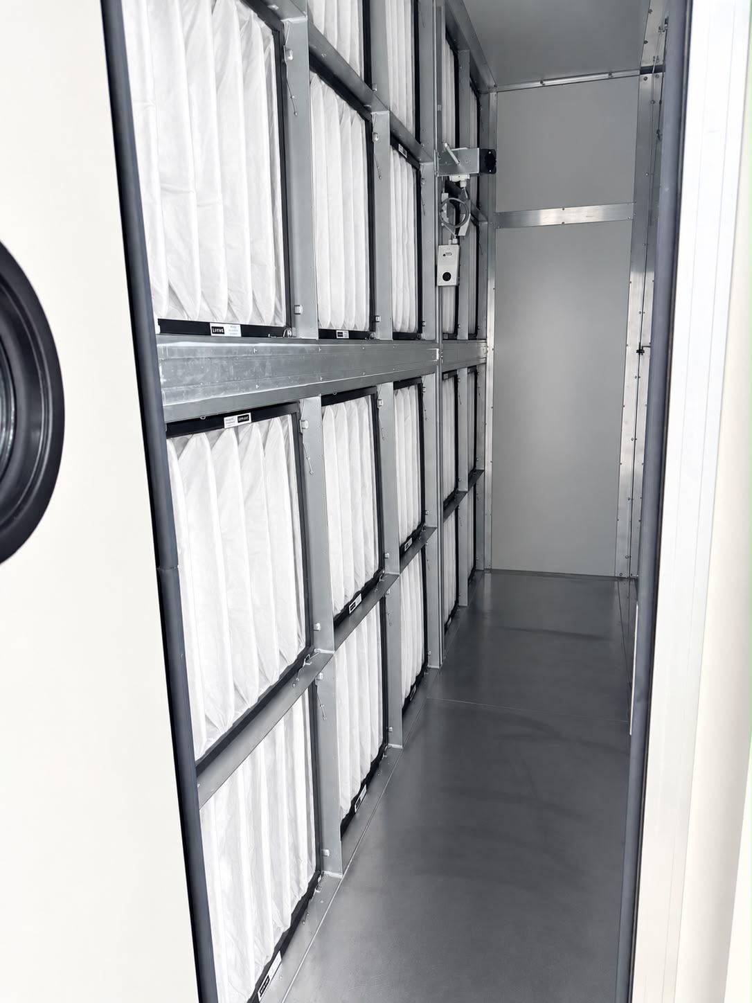 Geöffnete Filterkammer einer Lüftungsanlage mit mehrstufigen Taschenfiltern und Differenzdrucksensor